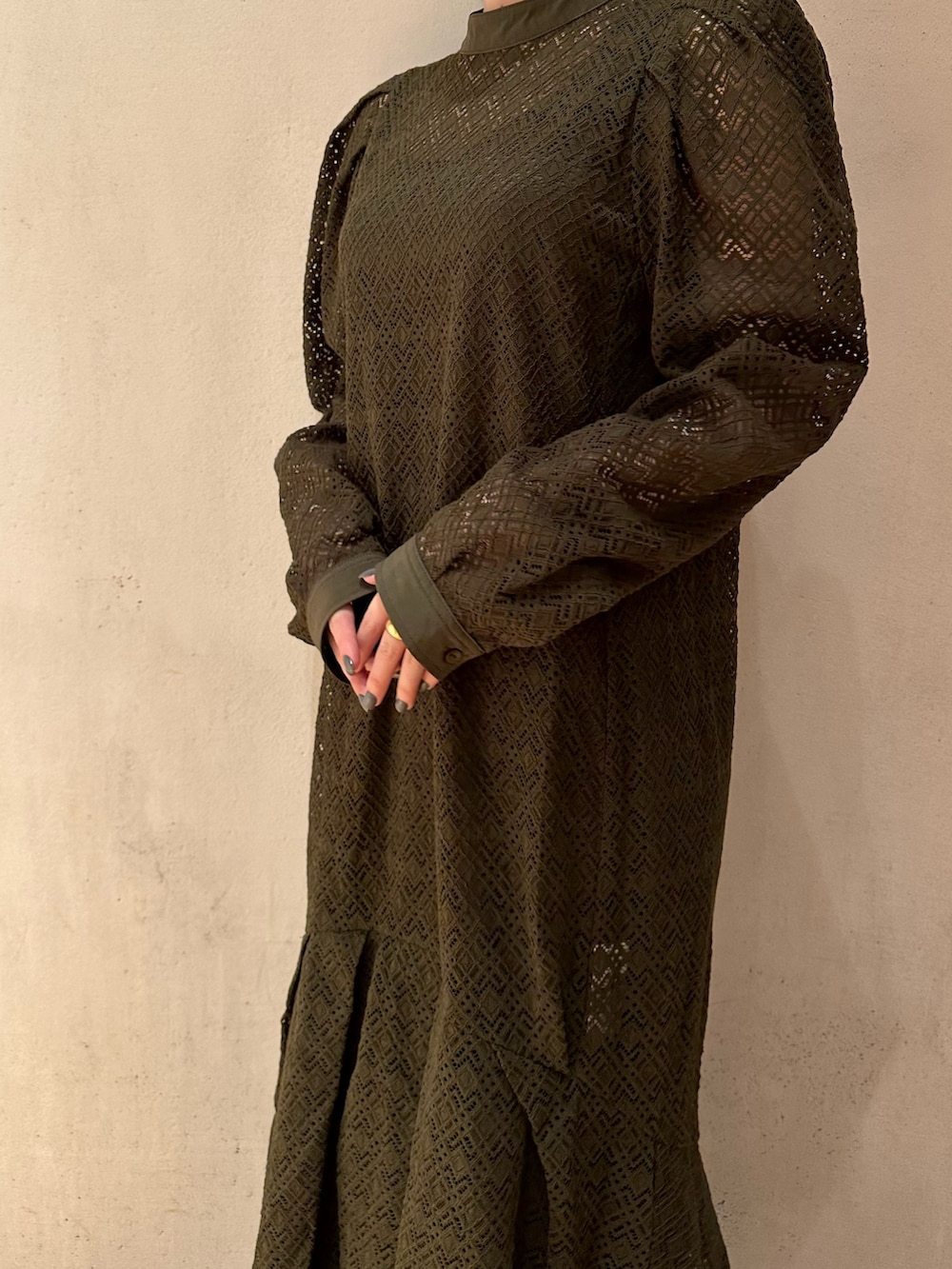 ベージュ系のワンピースを着用したレディースの春コーディネートの5枚目の写真