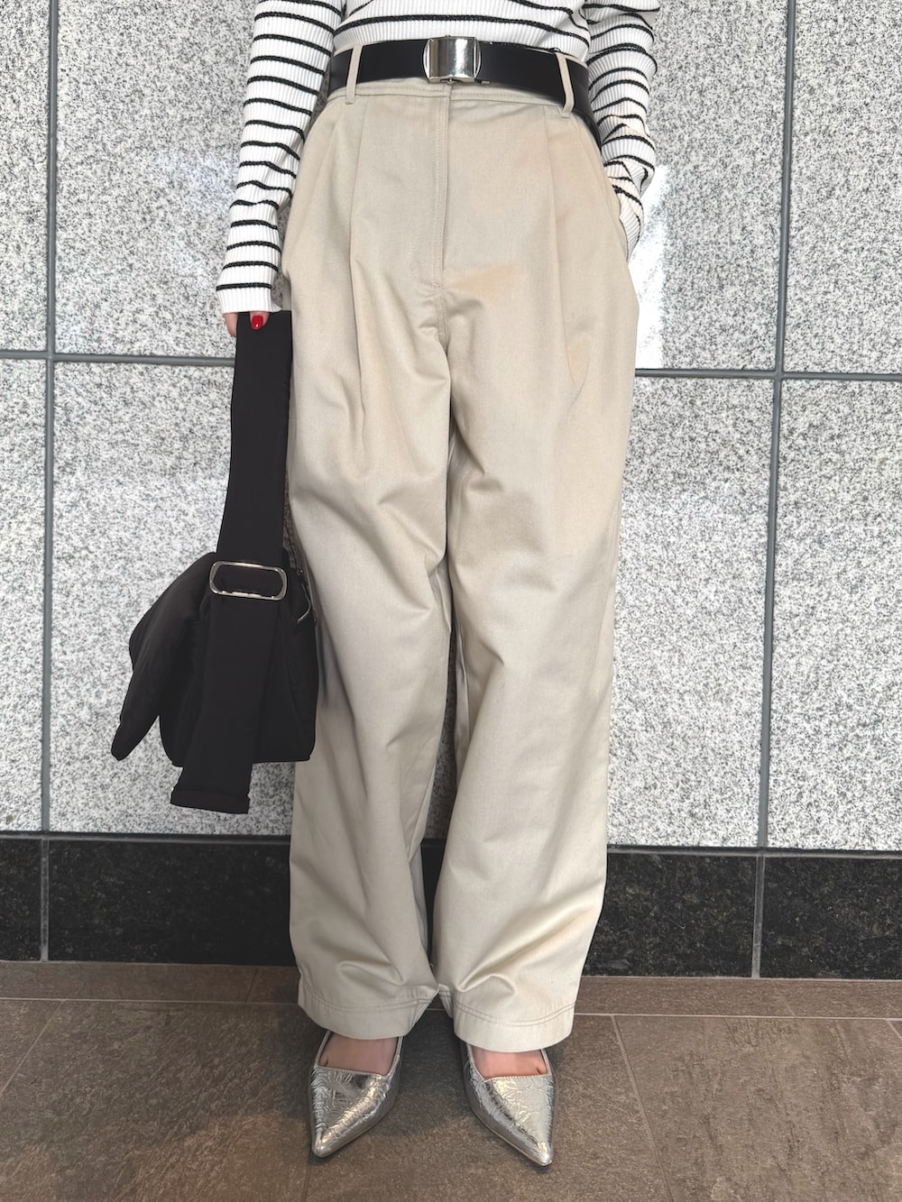 ホワイト系のその他パンツ、ブラック系のハンドバッグ、その他のニット/セーターを着用したレディースの春コーディネートの8枚目の写真