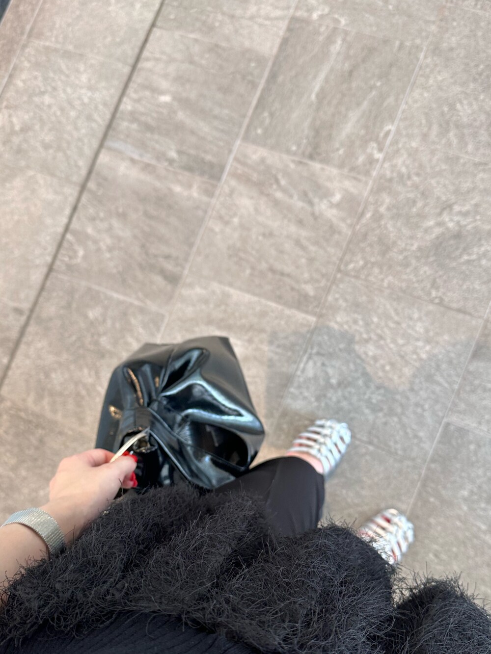 ブラック系のニット/セーター、シルバー系のサンダル、ブラック系のその他パンツを着用したレディースの夏コーディネートの10枚目の写真