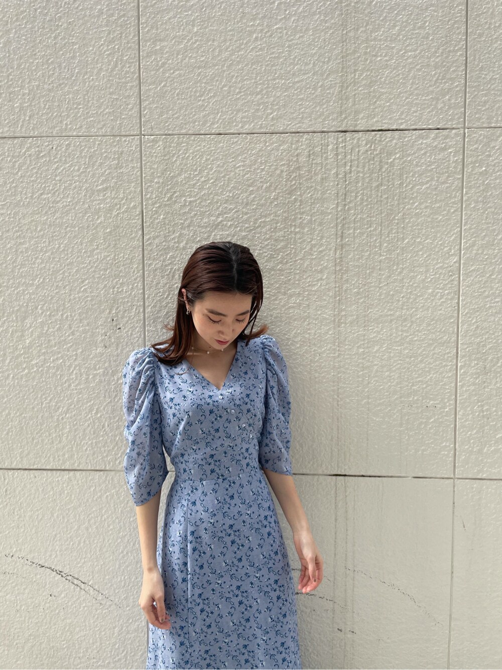 ホワイト系のその他アウター、パープル系のワンピース、ブラウン系のパンプスを着用したレディースの冬コーディネートの4枚目の写真