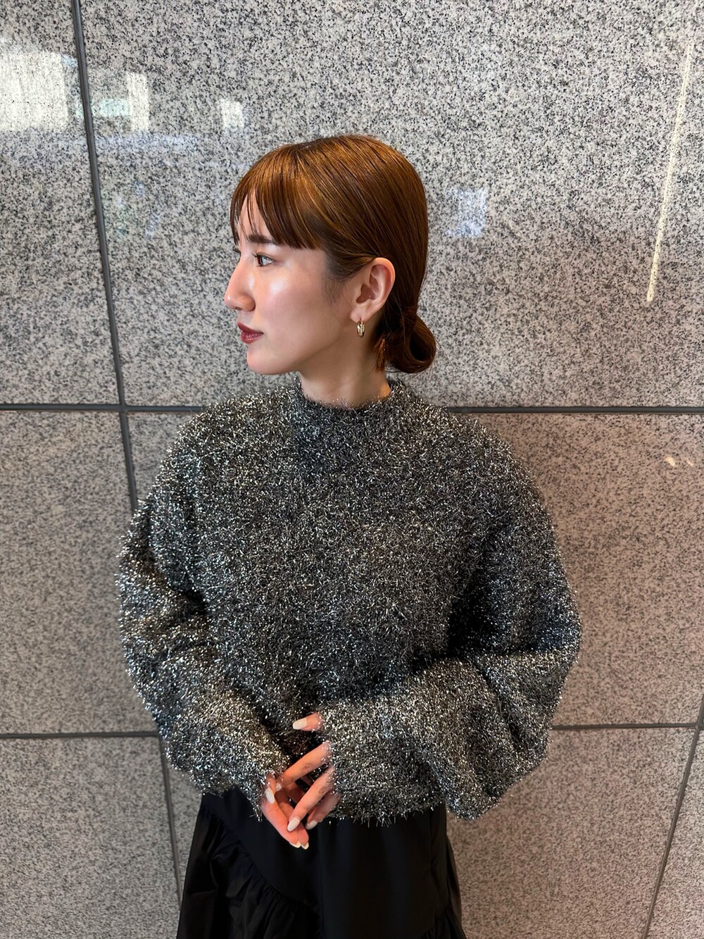 ブラック系のニット/セーター、ブラック系のスカートを着用したレディースの秋コーディネートの4枚目の写真