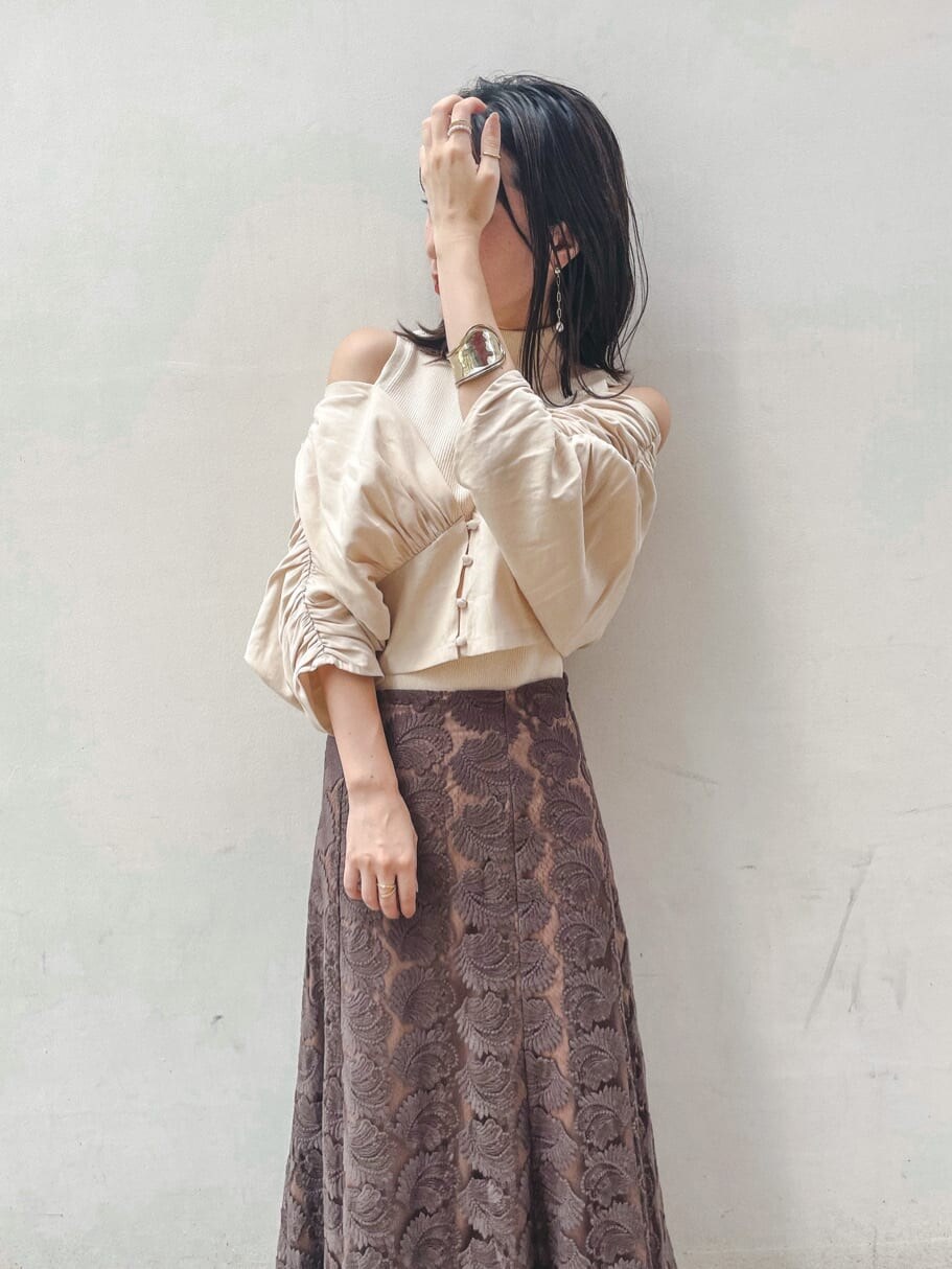 ブラック系のその他シューズ、ブラウン系のスカート、ホワイト系のニット/セーターを着用したレディースの秋コーディネートの4枚目の写真