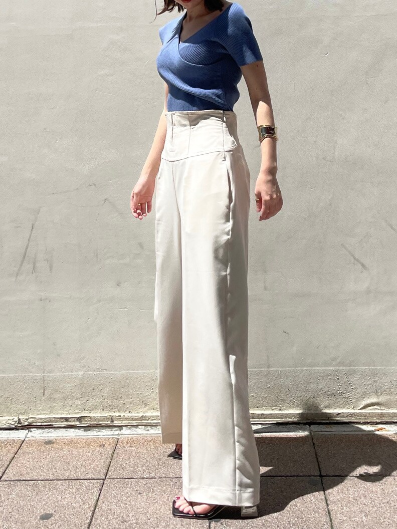 ホワイト系のその他パンツ、ブルー系のニット/セーター、ブラック系のサンダルを着用したレディースの春コーディネートの3枚目の写真