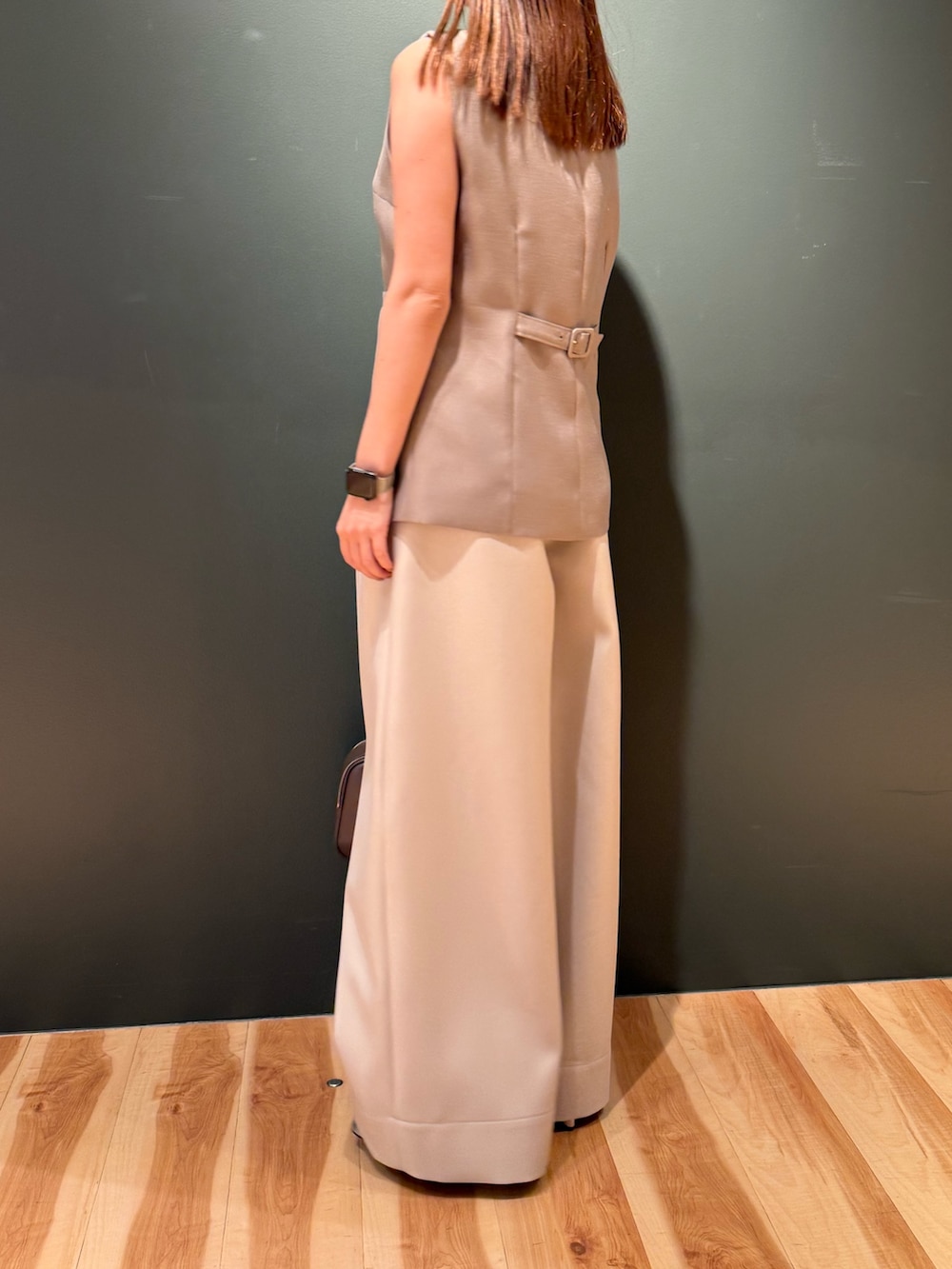 ベージュ系のベスト、ホワイト系のその他パンツ、ブラック系のボストンバッグを着用したレディースの冬コーディネートの5枚目の写真