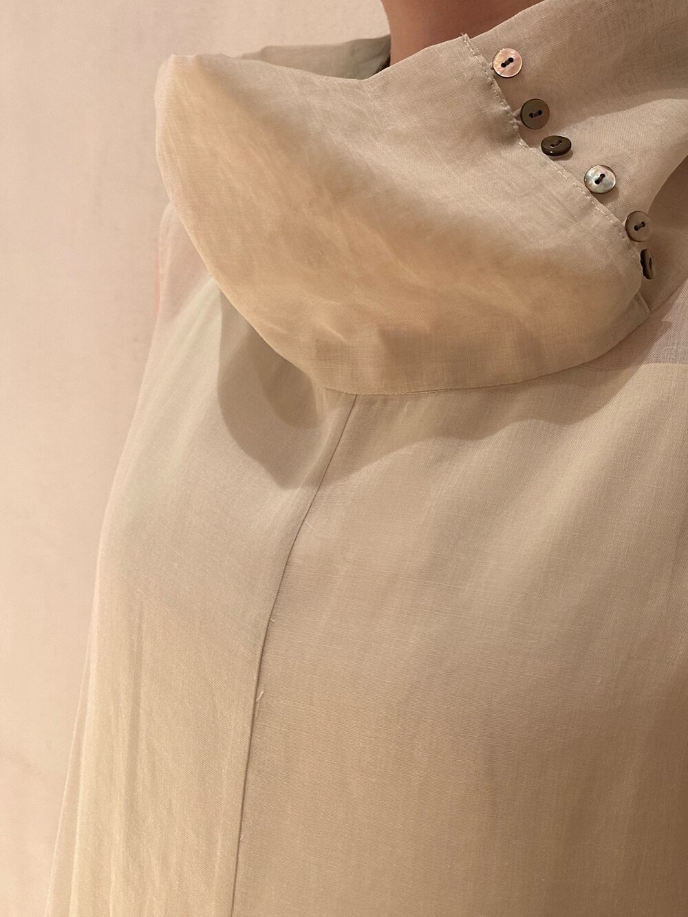 ベージュ系のワンピース、ゴールド系のパンプスを着用したレディースの夏コーディネートの5枚目の写真