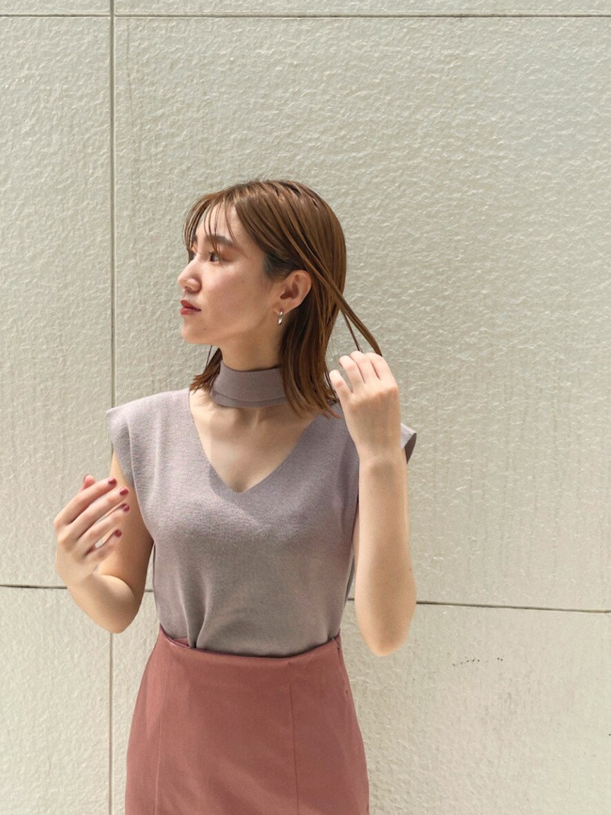 その他のその他シューズ、ピンク系のスカート、ベージュ系のニット/セーターを着用したレディースの夏コーディネートの3枚目の写真