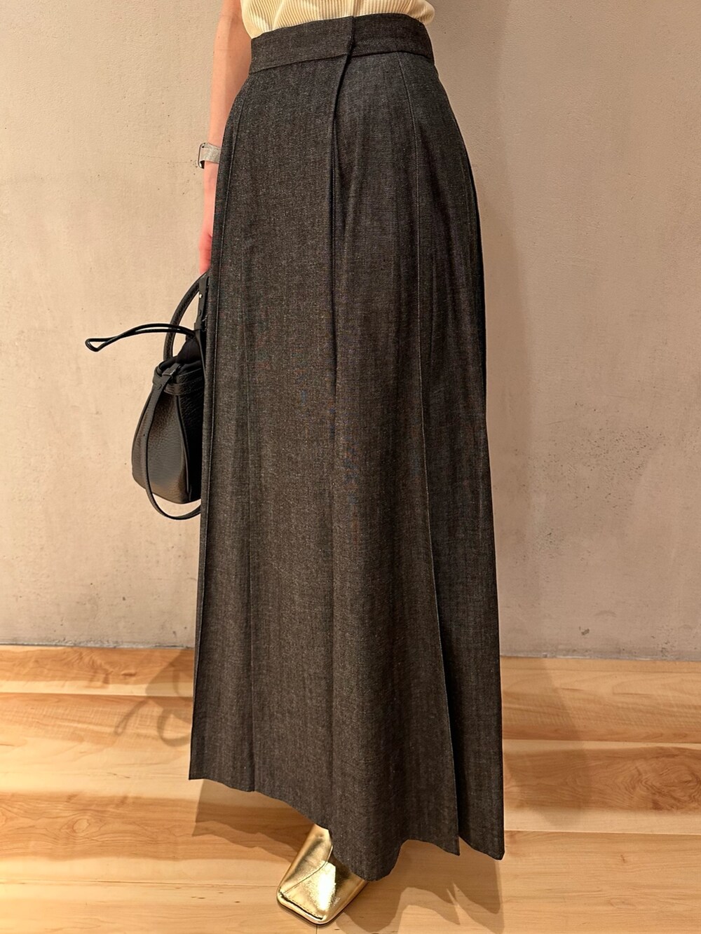 ゴールド系のパンプス、イエロー系のタンクトップ、その他のテーラードジャケットを着用したレディースの春コーディネートの9枚目の写真