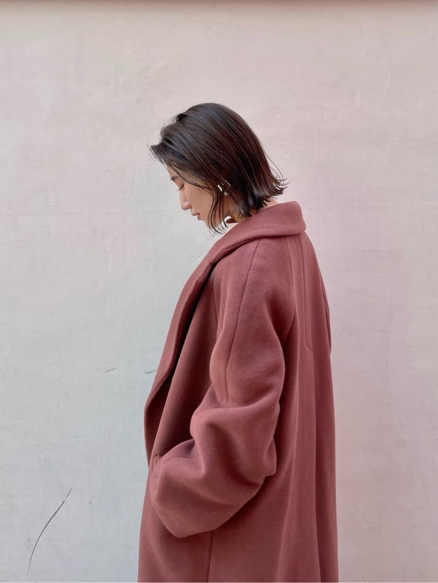 ベージュ系のその他シューズ、ホワイト系のスカート、ピンク系のその他アウターを着用したレディースの冬コーディネートの7枚目の写真