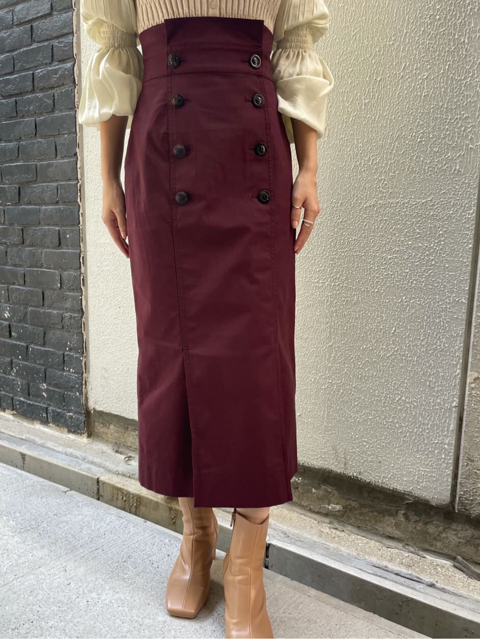 ベージュ系のニット/セーター、レッド系のスカート、ベージュ系のその他シューズを着用したレディースの夏コーディネートの4枚目の写真