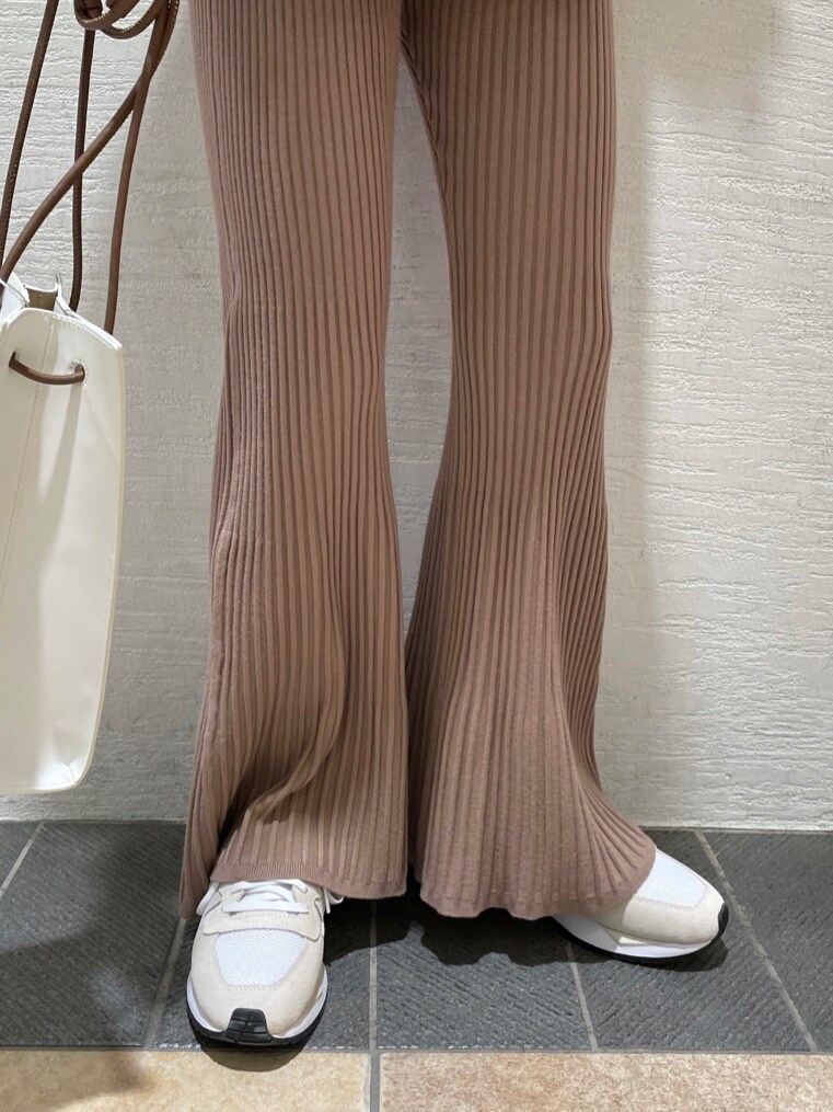 ホワイト系のハンドバッグ、ホワイト系のスニーカー、ブラック系のシャツ/ブラウスを着用したレディースの春コーディネートの5枚目の写真