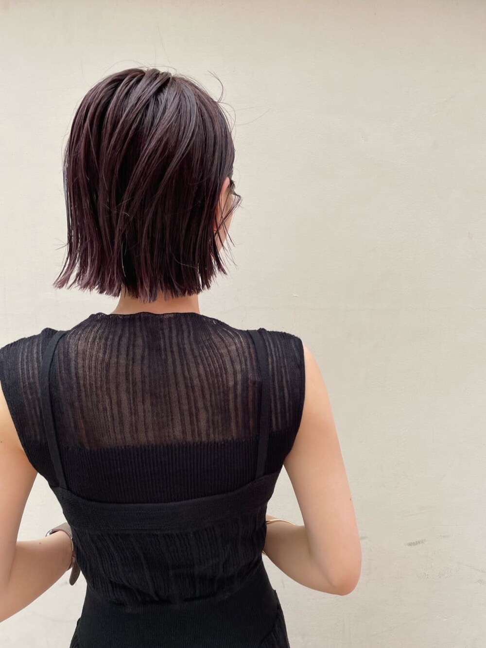 ベージュ系のサンダル、ブラック系のワンピース、ゴールド系のブレスレットを着用したレディースの夏コーディネートの6枚目の写真