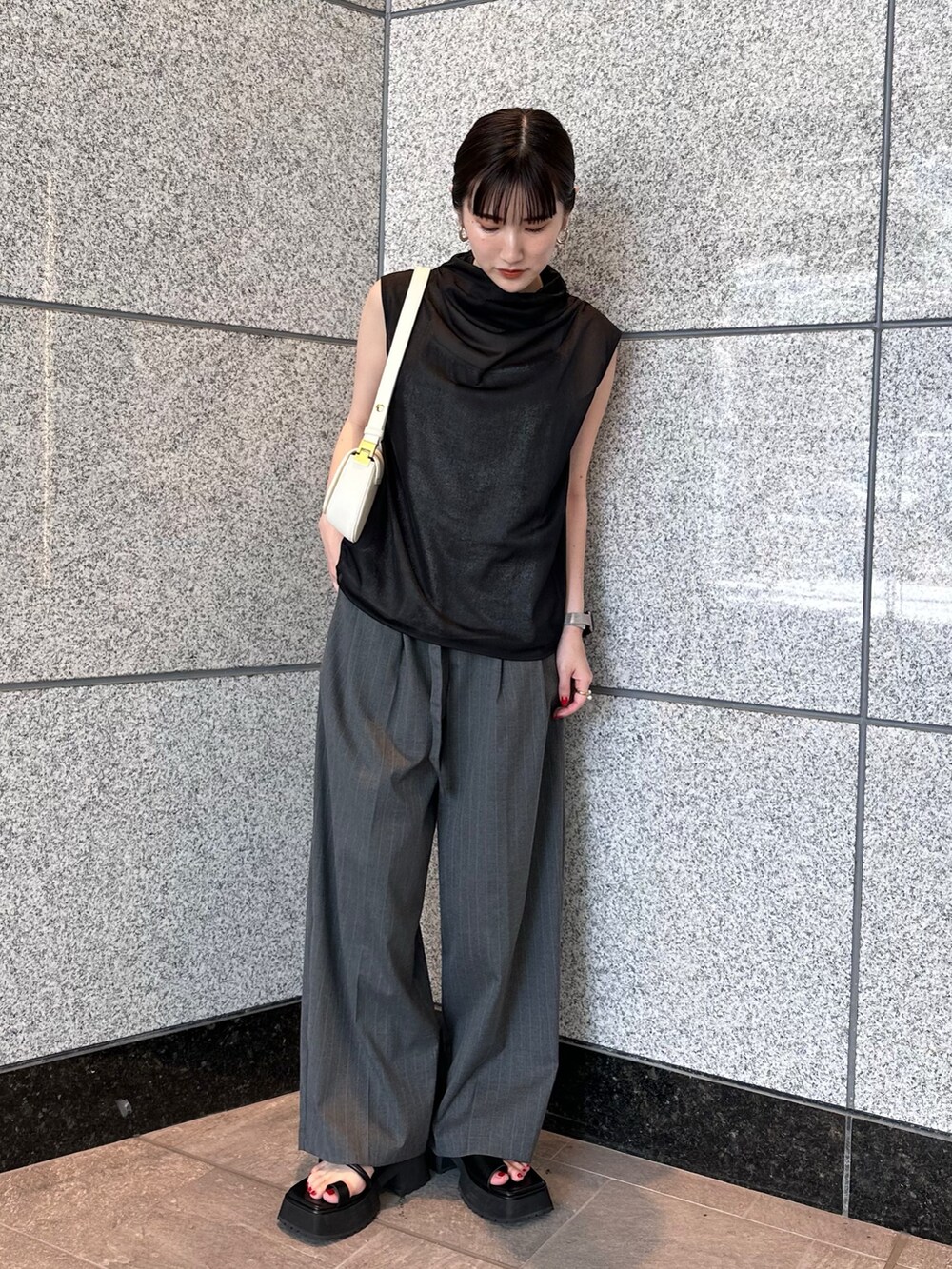 グレー系のその他パンツ、ブラック系のシャツ/ブラウス、ブラック系のサンダルを着用したレディースの夏コーディネートの3枚目の写真