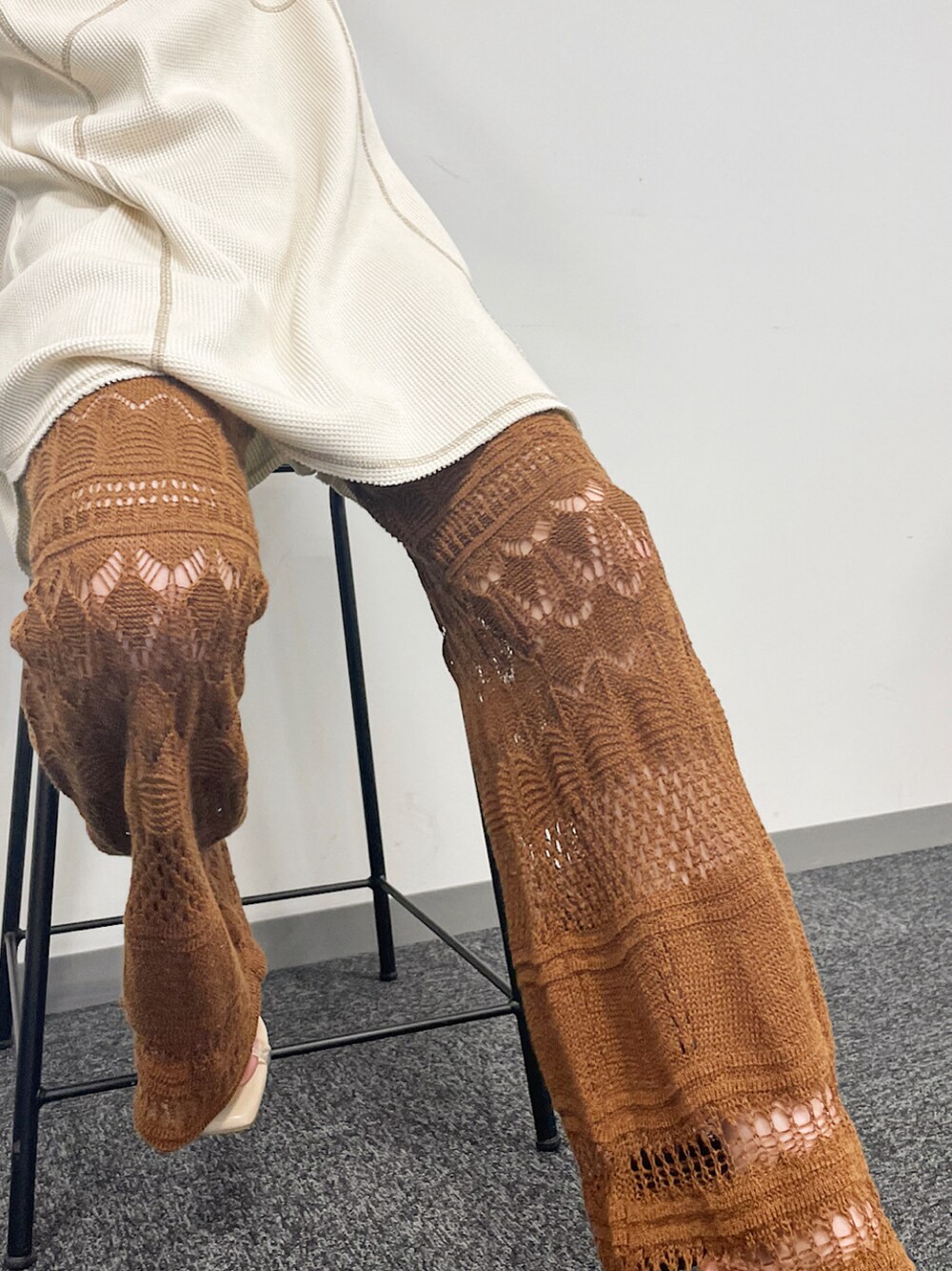 ブラウン系のその他パンツ、その他のその他シューズ、ホワイト系のTシャツ/カットソーを着用したレディースの春コーディネートの6枚目の写真