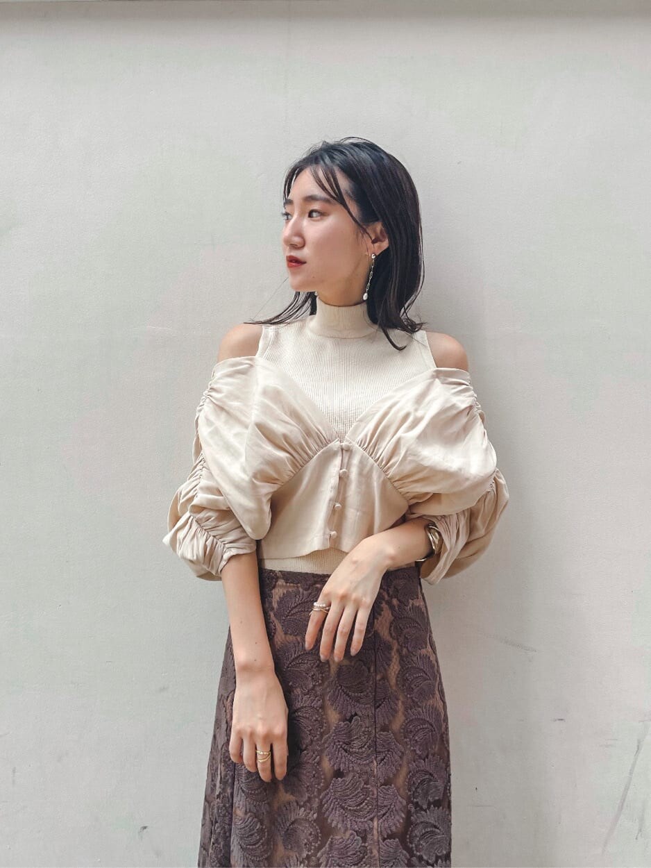 ブラック系のその他シューズ、ブラウン系のスカート、ホワイト系のニット/セーターを着用したレディースの秋コーディネートの3枚目の写真