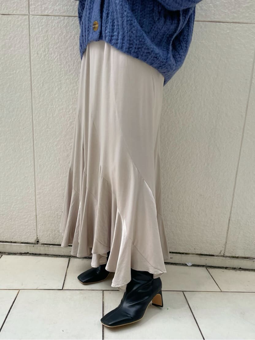 グレー系のニット/セーター、グレー系のスカート、ブラック系のその他シューズを着用したレディースの秋コーディネートの7枚目の写真