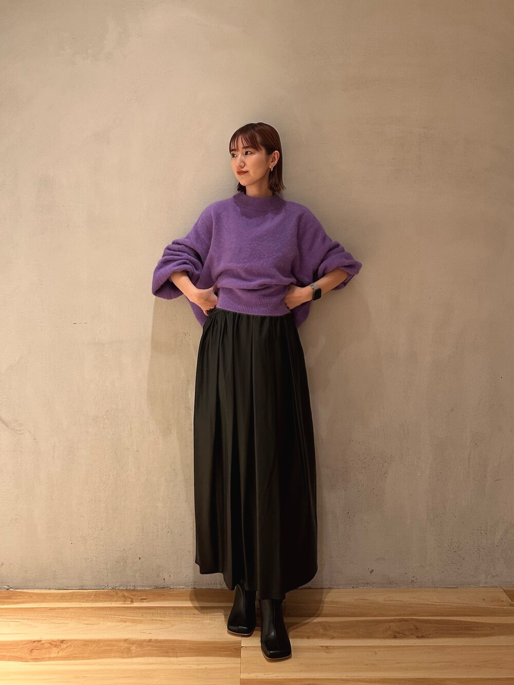 ブラック系のブーツ、ブラック系のジャンパースカート、パープル系のニット/セーターを着用したレディースの秋コーディネートの7枚目の写真