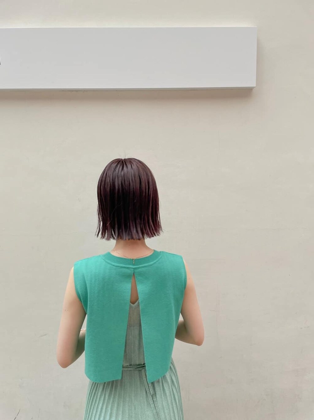 グリーン系のワンピース、ベージュ系のサンダルを着用したレディースの夏コーディネートの6枚目の写真