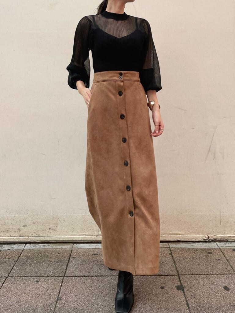 ブラウン系のスカート、ブラック系のその他シューズ、ブラック系のニット/セーターを着用したレディースの夏コーディネートの4枚目の写真