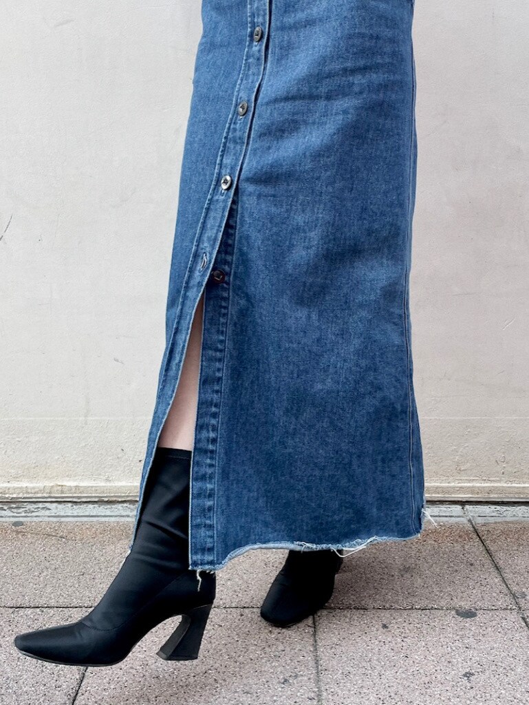 ブルー系のスカート、ブラック系のハンドバッグ、ブラウン系のニット/セーターを着用したレディースの冬コーディネートの4枚目の写真