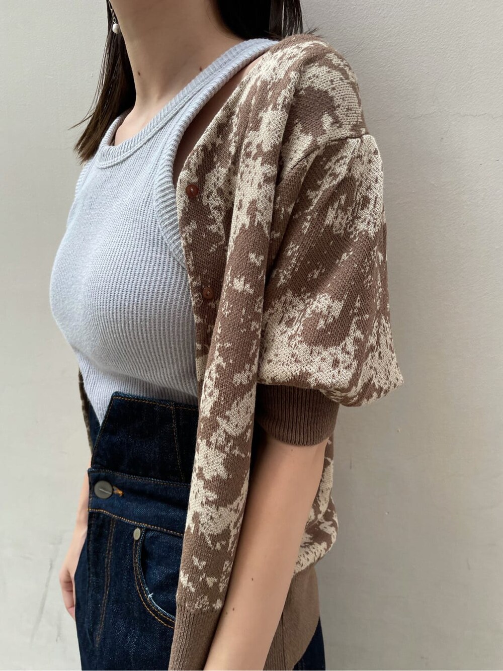 ブルー系のデニムパンツ、オレンジ系のスリッポン、ブラウン系のニット/セーターを着用したレディースの秋コーディネートの4枚目の写真