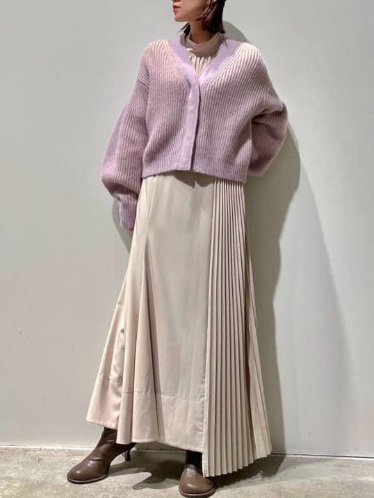 パープル系のカーディガン/ボレロ、ベージュ系のワンピース、ホワイト系のキャップを着用したレディースの秋コーディネートの2枚目の写真
