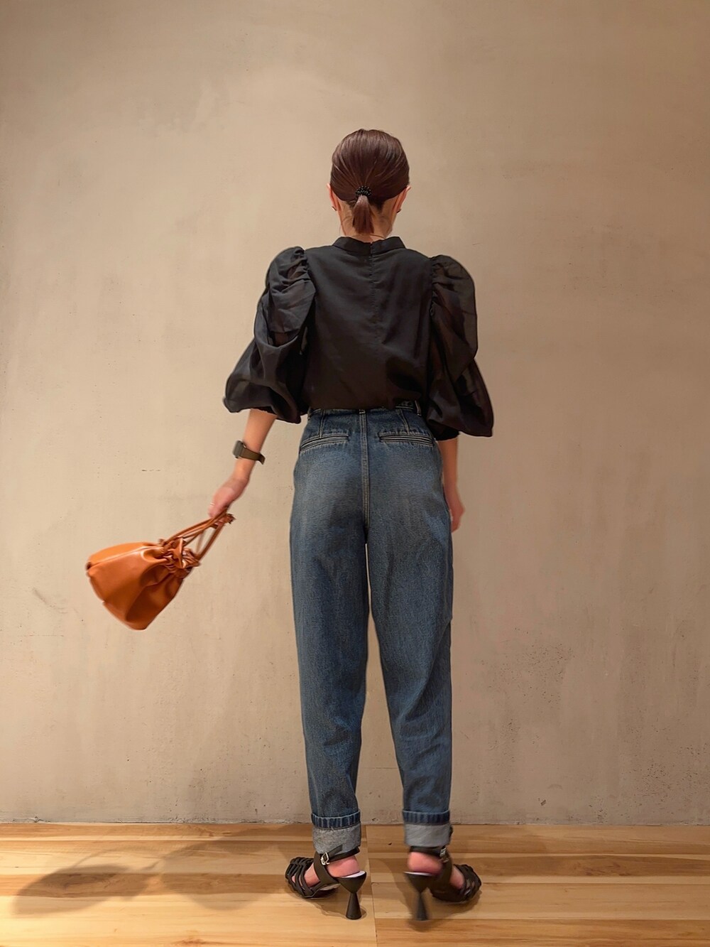 ブラック系のシャツ/ブラウス、ブルー系のデニムパンツ、ブラック系のサンダルを着用したレディースの春コーディネートの3枚目の写真