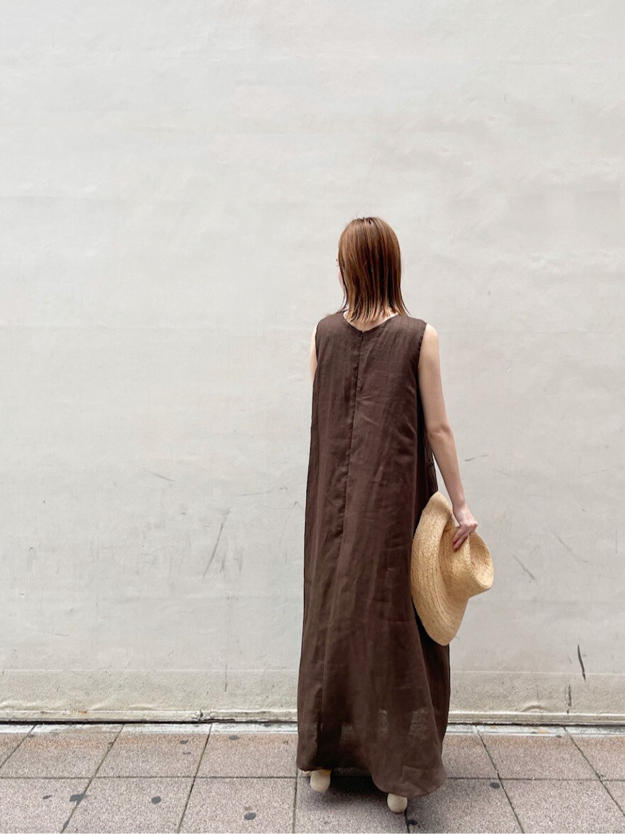 イエロー系のサンダル、ブラウン系のワンピース、ベージュ系のハットを着用したレディースの夏コーディネートの7枚目の写真