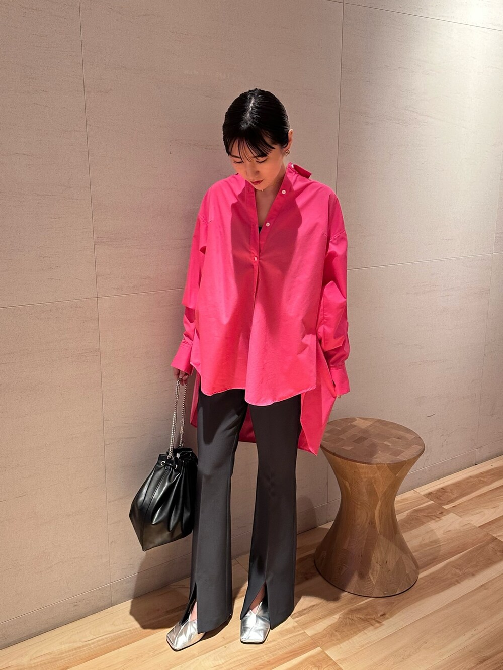 ピンク系のシャツ/ブラウス、シルバー系のパンプス、ブラック系のショルダーバッグを着用したレディースの春コーディネートの2枚目の写真