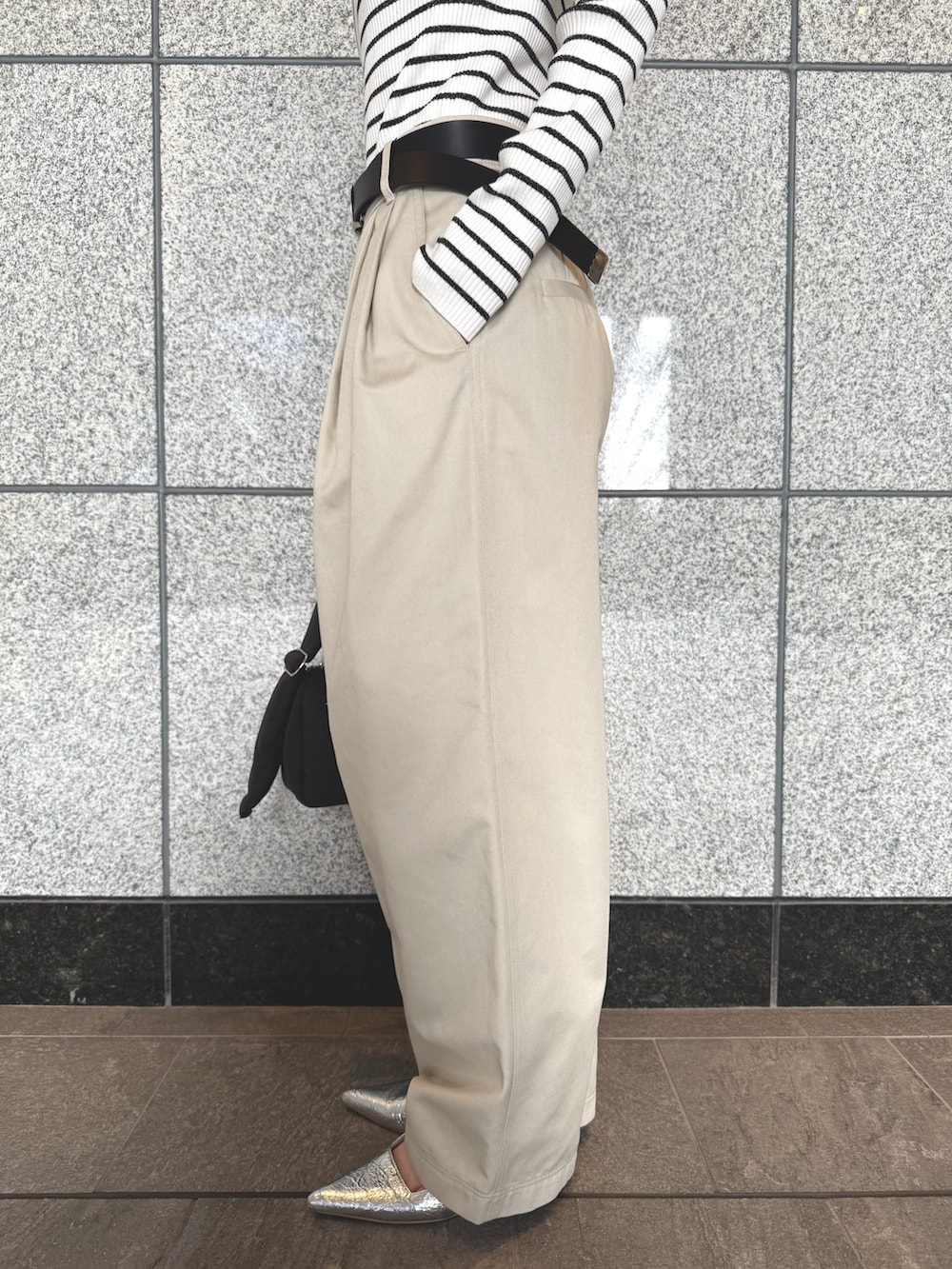 ホワイト系のその他パンツ、ブラック系のハンドバッグ、その他のニット/セーターを着用したレディースの春コーディネートの9枚目の写真