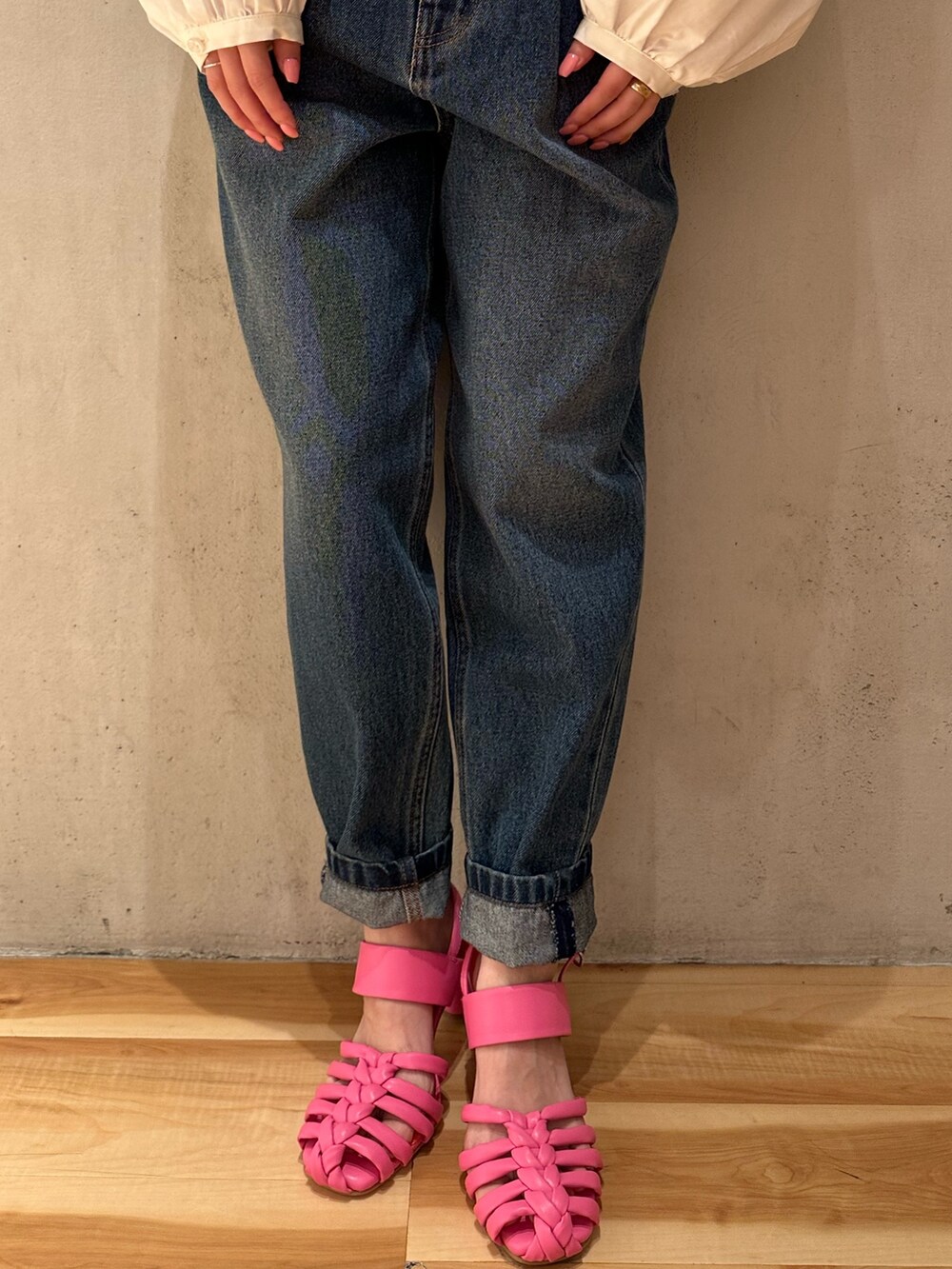 ホワイト系のシャツ/ブラウス、ブルー系のデニムパンツ、ピンク系のサンダルを着用したレディースの春コーディネートの6枚目の写真