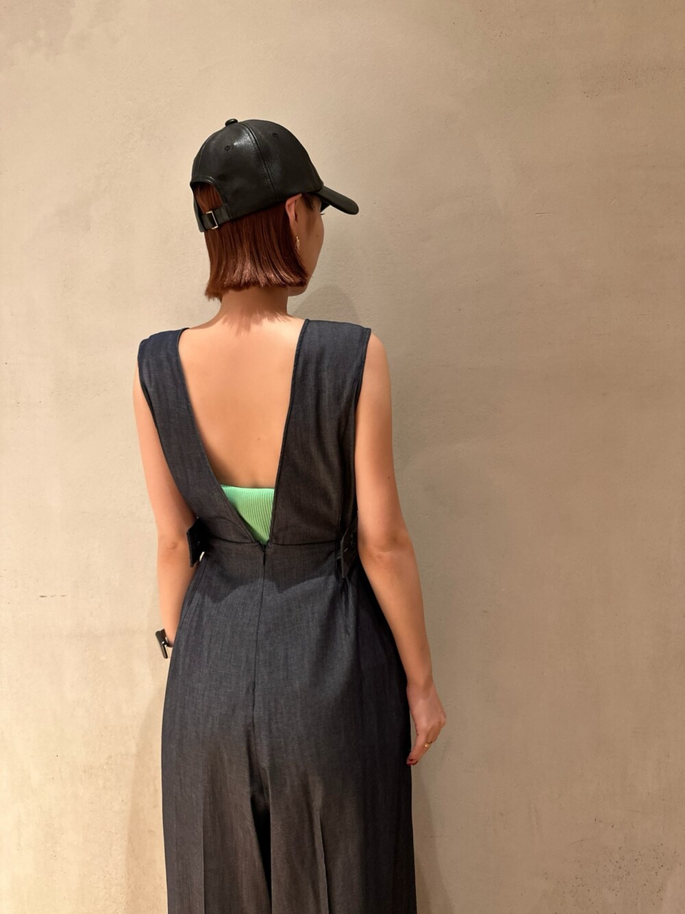 ブルー系のつなぎ/オールインワン、ホワイト系のサンダル、ブラック系のキャップを着用したレディースの夏コーディネートの5枚目の写真