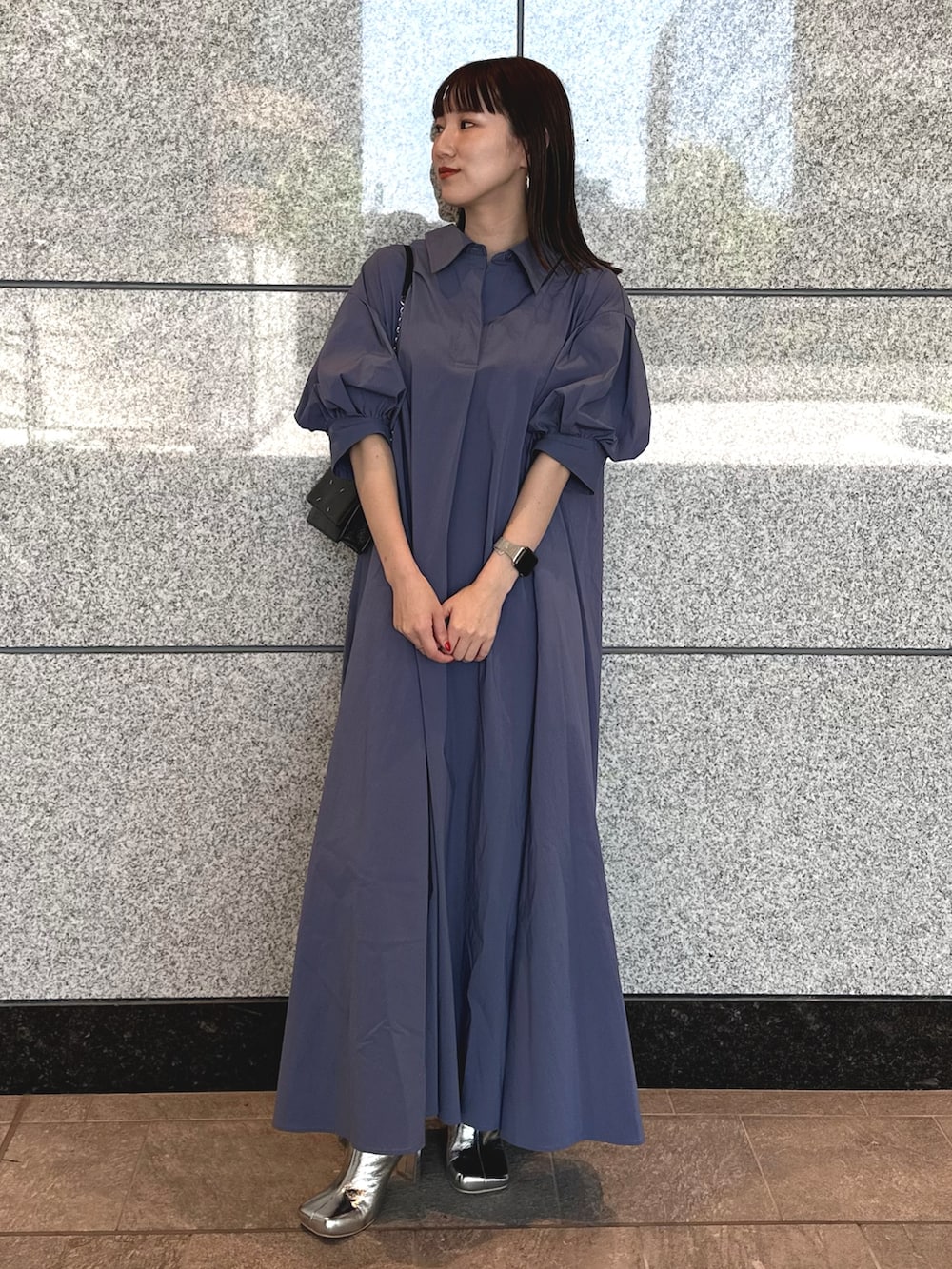 シルバー系のブーツ、ブルー系のワンピースを着用したレディースの夏コーディネートの2枚目の写真