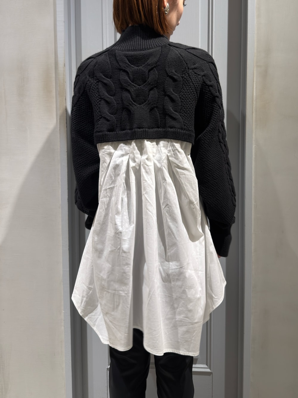 ブラック系のニット/セーター、ブラック系のその他パンツ、ブラック系のパンプスを着用したレディースの秋コーディネートの7枚目の写真