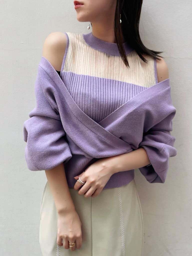 ホワイト系のスカート、ベージュ系のその他シューズ、パープル系のニット/セーターを着用したレディースの夏コーディネートの2枚目の写真