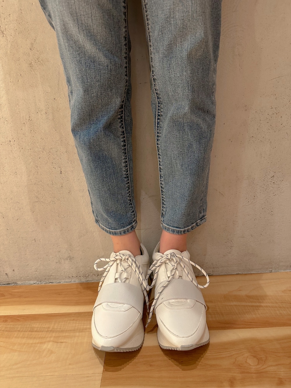 グリーン系のシャツ/ブラウス、ブルー系のデニムパンツ、ホワイト系のスニーカーを着用したレディースの春コーディネートの4枚目の写真