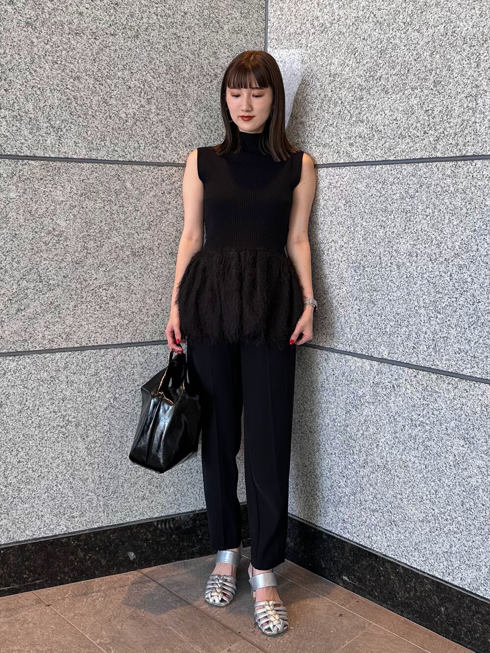 ブラック系のニット/セーター、シルバー系のサンダル、ブラック系のその他パンツを着用したレディースの夏コーディネートの2枚目の写真