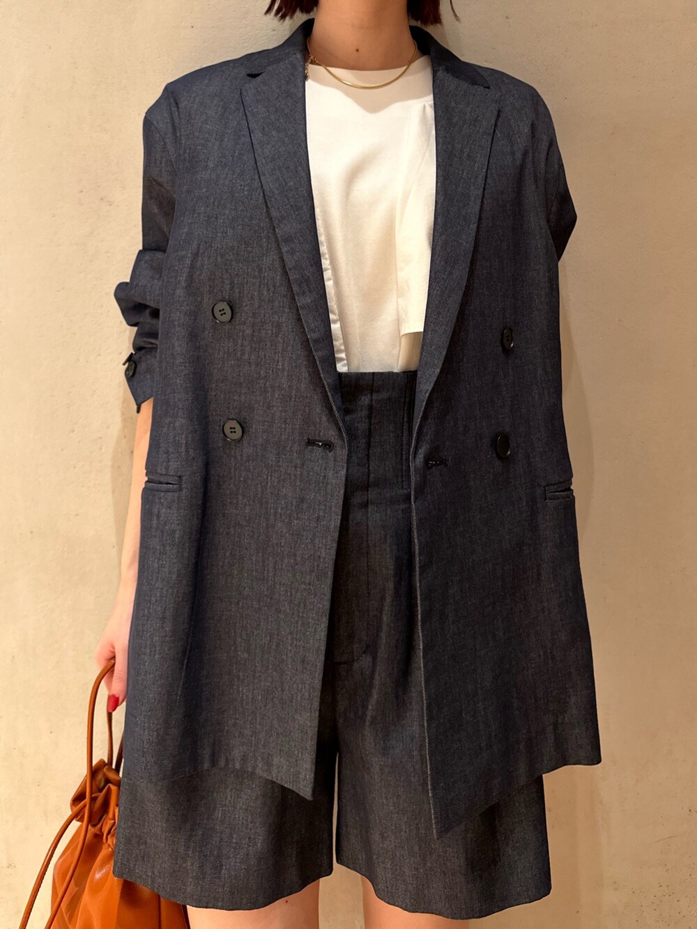 ホワイト系のTシャツ/カットソー、ブルー系のその他パンツ、ブルー系のテーラードジャケットを着用したレディースの春コーディネートの6枚目の写真