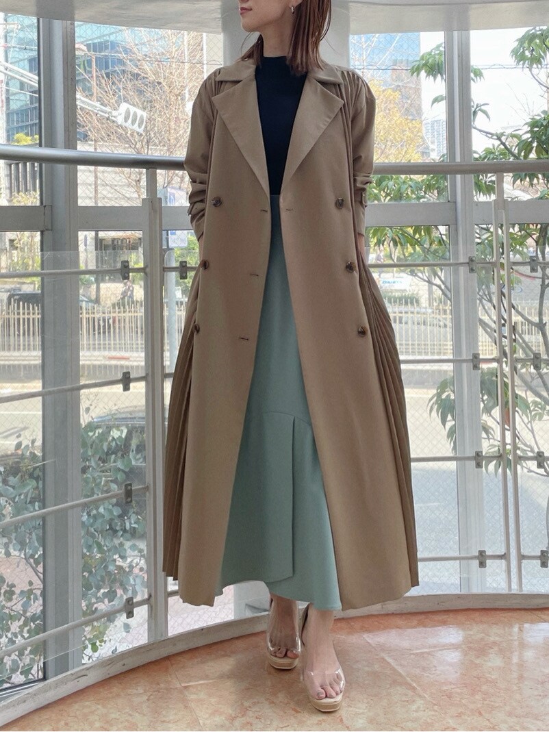 グリーン系のスカート、その他のパンプス、ベージュ系のその他アウターを着用したレディースの春コーディネートの3枚目の写真