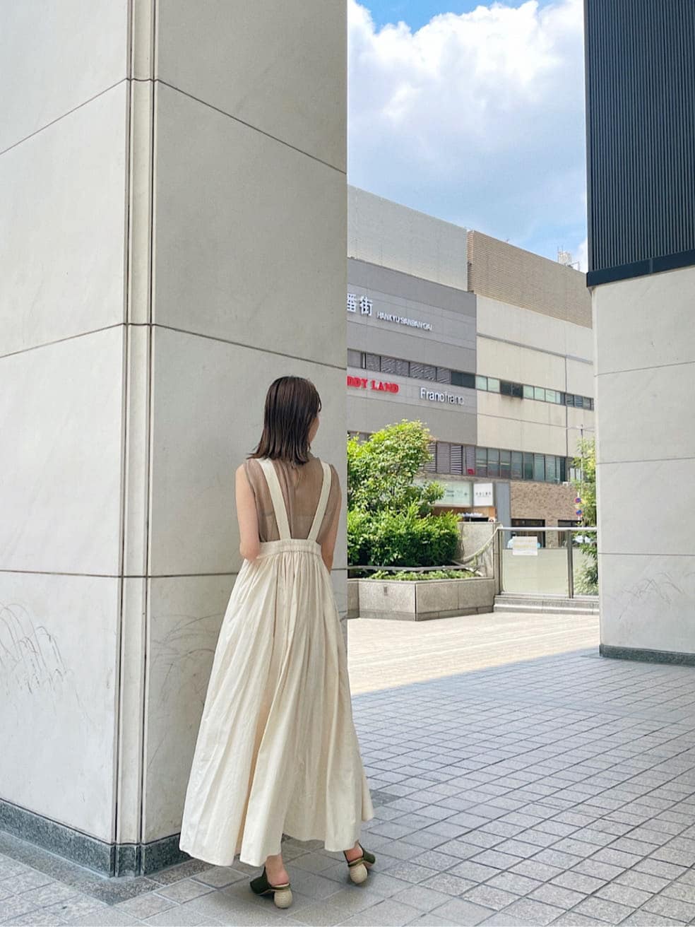 ベージュ系のサンダル、ベージュ系のシャツ/ブラウス、ホワイト系のワンピースを着用したレディースの夏コーディネートの2枚目の写真