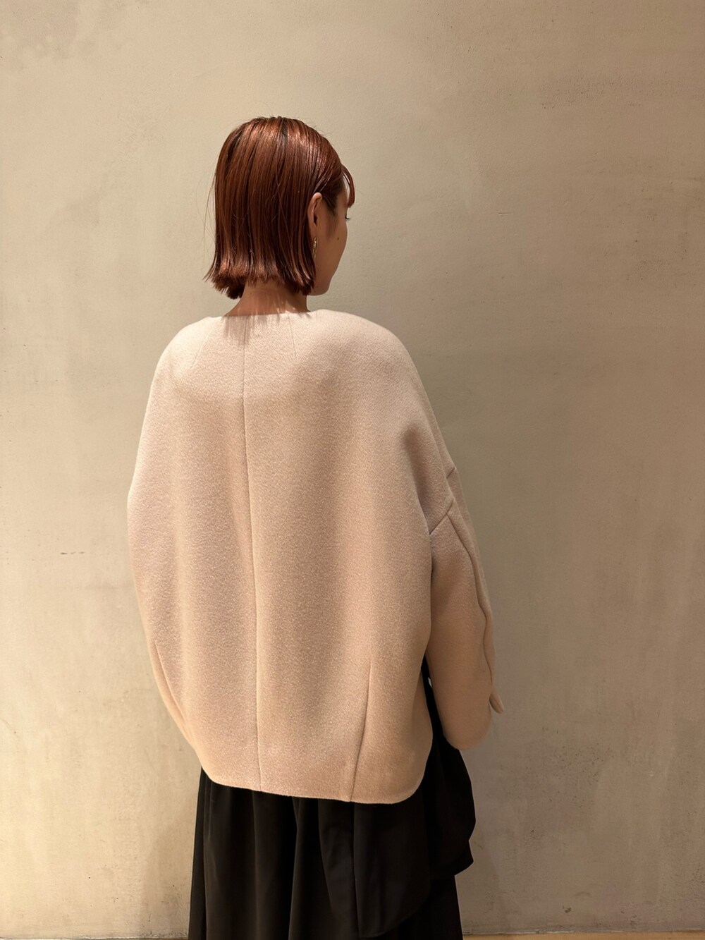 グレー系のカーディガン/ボレロ、ブラック系のスカート、ベージュ系のノーカラージャケットを着用したレディースの夏コーディネートの5枚目の写真