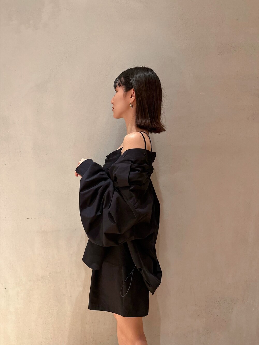 ブラック系のシャツ/ブラウス、ブラック系のその他パンツ、ブラック系のキャミソールを着用したレディースの冬コーディネートの3枚目の写真