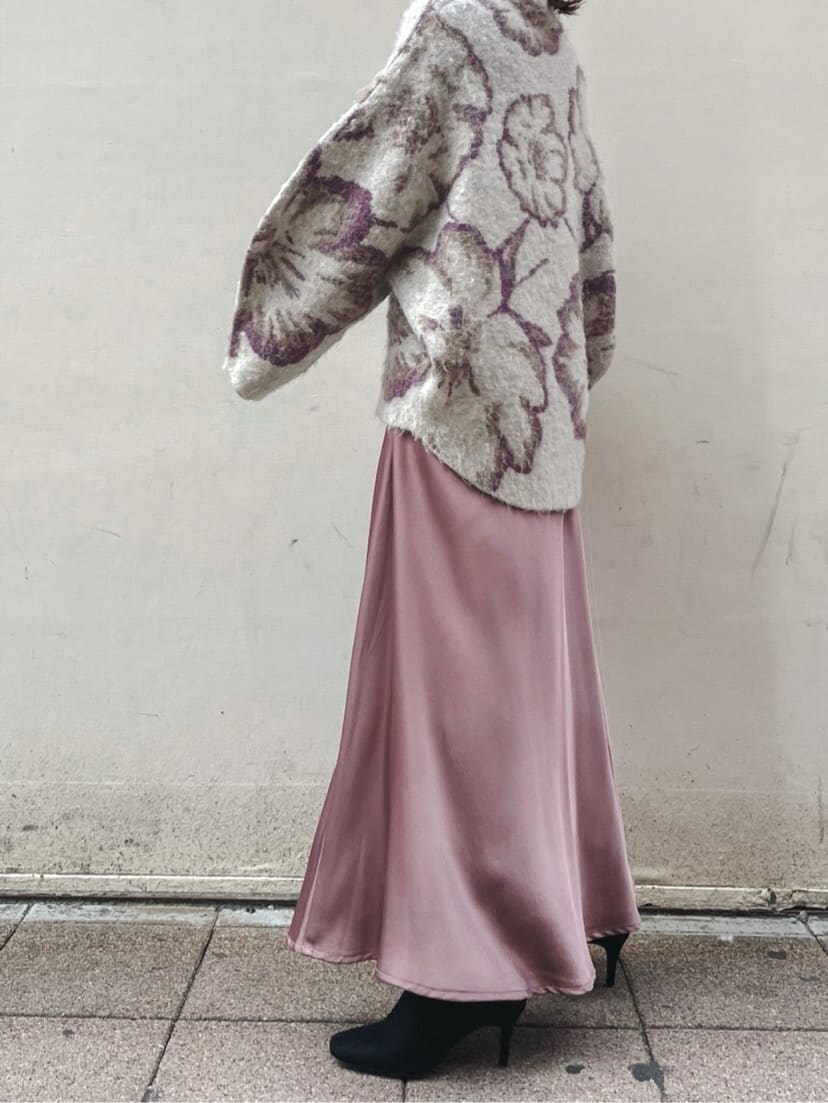 パープル系のスカート、ブラック系のブーツ、グレー系のニット/セーターを着用したレディースの秋コーディネートの3枚目の写真