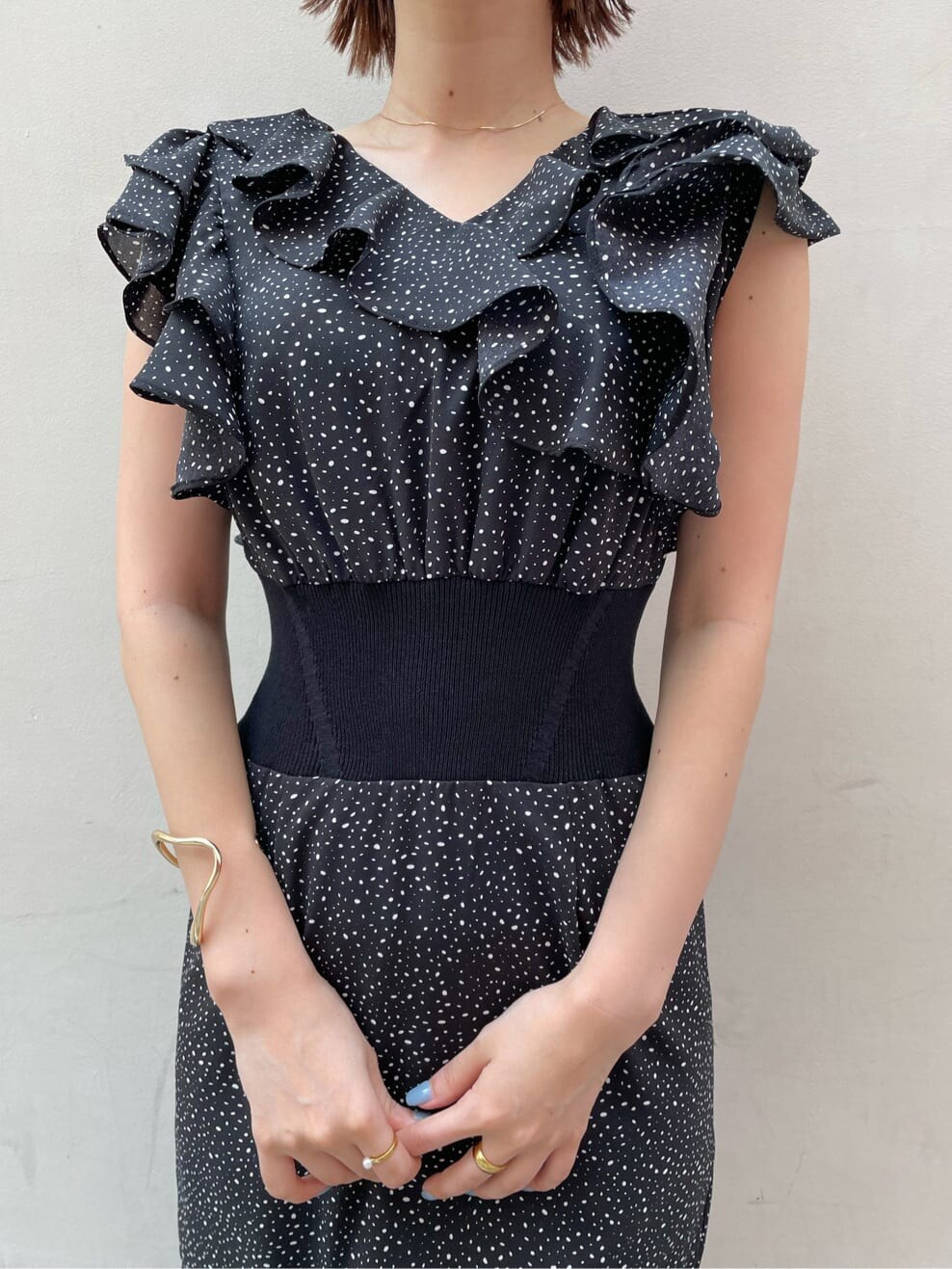 その他のパンプス、ブラック系のワンピースを着用したレディースの夏コーディネートの3枚目の写真