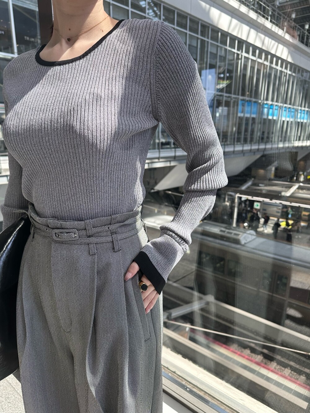 グレー系のニット/セーター、グレー系のその他パンツを着用したレディースの春コーディネートの4枚目の写真