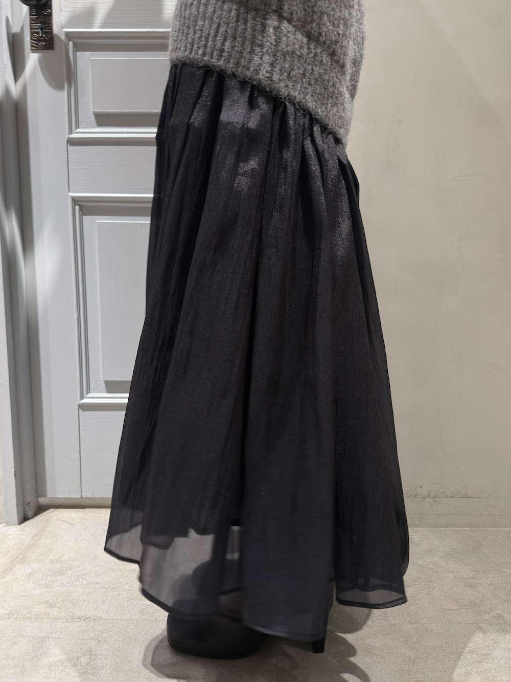 グレー系のワンピースを着用したレディースの秋コーディネートの7枚目の写真