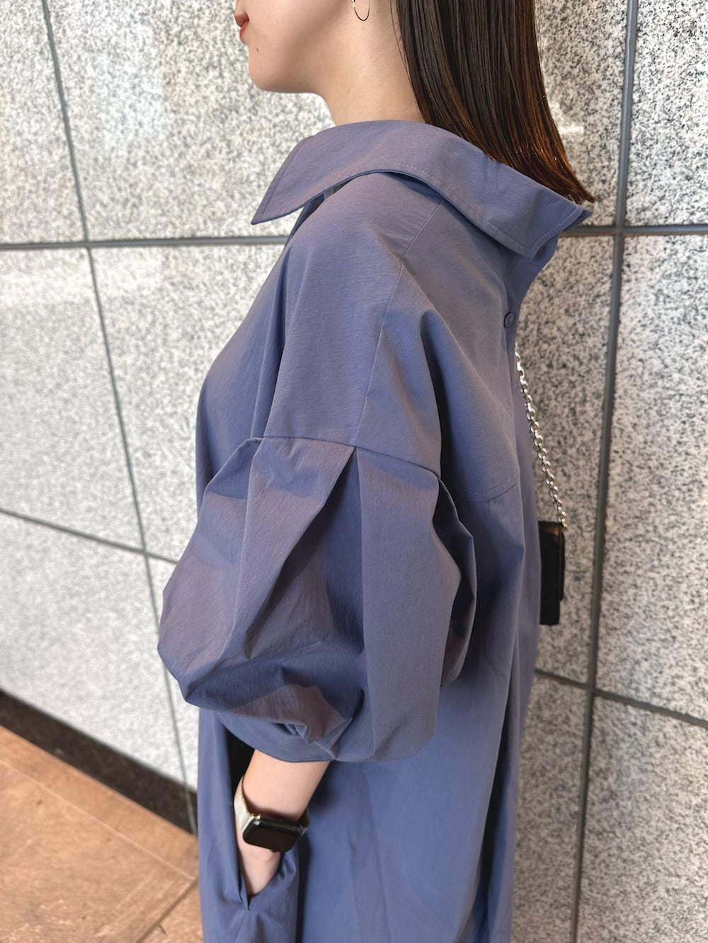 シルバー系のブーツ、ブルー系のワンピースを着用したレディースの夏コーディネートの7枚目の写真