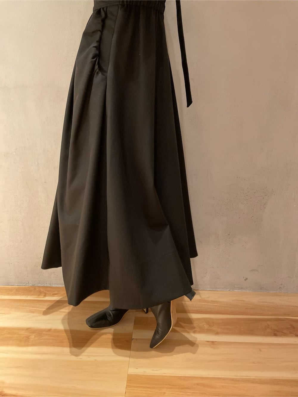 ブラック系のジャンパースカート、ブラック系のニット/セーター、ピンク系のカーディガン/ボレロを着用したレディースの秋コーディネートの9枚目の写真