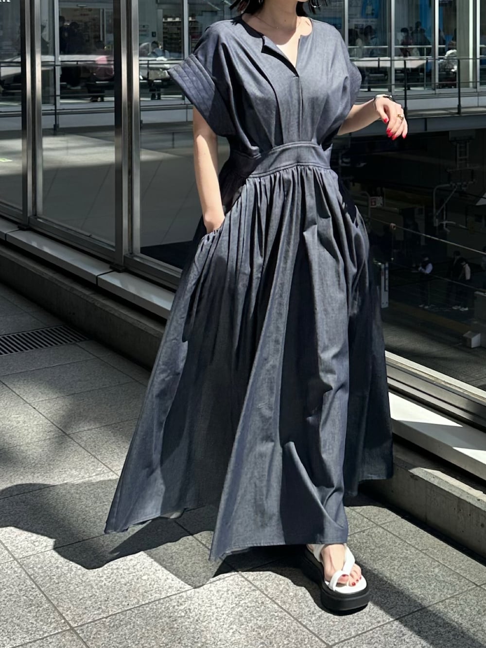 ホワイト系のサンダル、ブルー系のワンピースを着用したレディースの春コーディネートの5枚目の写真