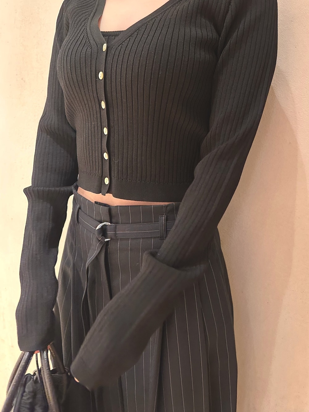 ブラック系のカーディガン/ボレロ、ブラック系のショルダーバッグ、ブルー系のその他パンツを着用したレディースの春コーディネートの7枚目の写真