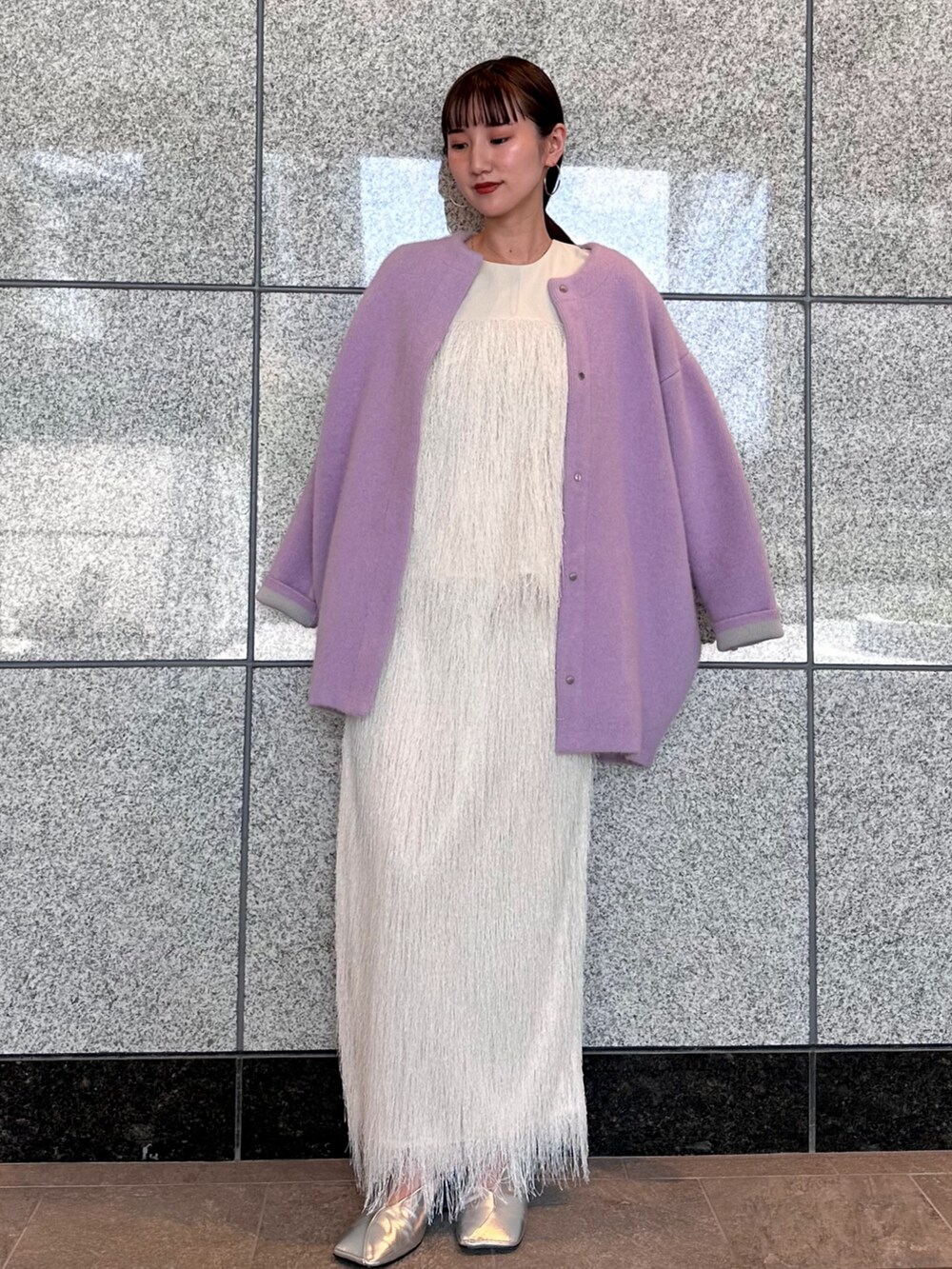 ホワイト系のスカート、ホワイト系のその他トップス、パープル系のカーディガン/ボレロを着用したレディースの夏コーディネートの3枚目の写真